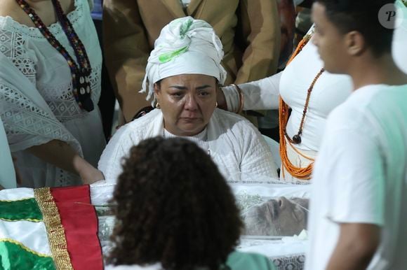 Babi Cruz, esposa de Arlindo Cruz, se emocionou muito diante do seu corpo no caixão