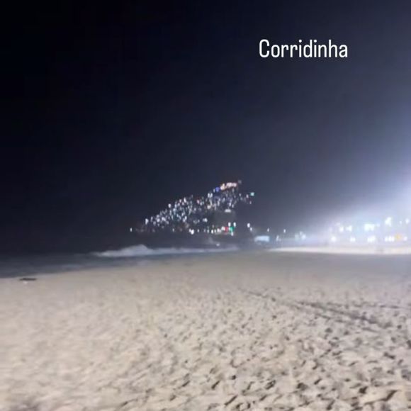 Cauã Reymond aposta em 'corridinha zen' na praia após gravações de Vale Tudo serem paralisadas por climão com Bella Campos