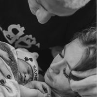 Que fofura! Amanda Araújo compartilha registros raros do parto do filho com Richarlison; veja