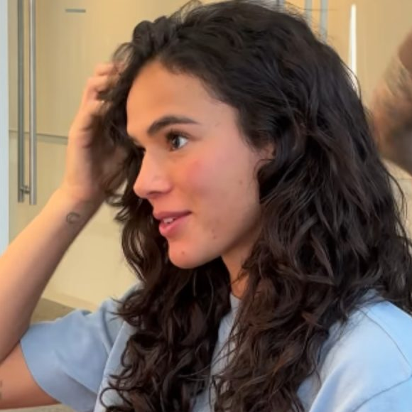 Bruna Marquezine voltou a movimentar o universo da beleza ao surgir recentemente com um visual repaginado.