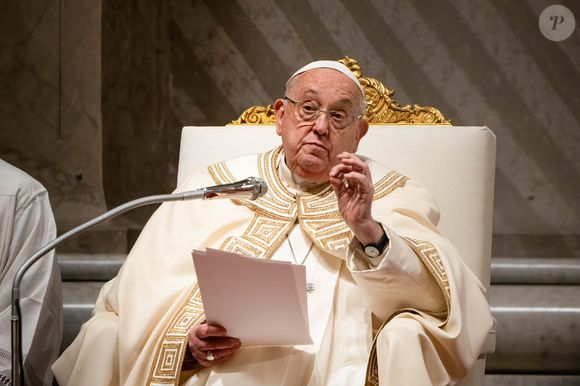 Papa Francisco também foi "submetido à oxigenoterapia de alto fluxo e durante a noite será retomada a ventilação mecânica não invasiva"