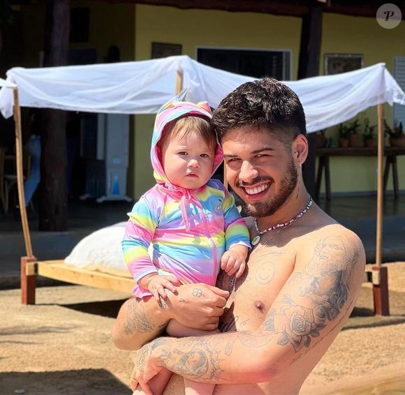 Zé Felipe, nesta foto, mostrou boa parte das tatuagens feitas no seu corpo