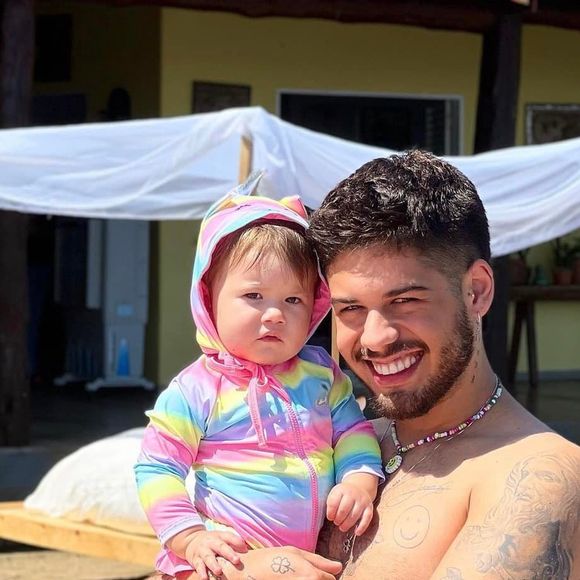 Zé Felipe, nesta foto, mostrou boa parte das tatuagens feitas no seu corpo