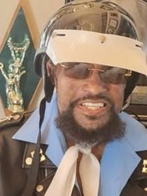 Victor Villis Village People fortuna: morte do famoso cantor de 74 anos deixa dinheiro para a família; quantia alta vem do sucesso na música nos anos 1970