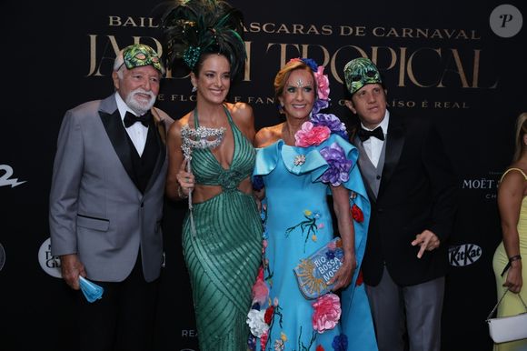 Ticiane Pinheiro posou com a mãe, Helô Pinheiro, com o pai, Fernando, e o irmão, Fernando Junior, em baile de máscaras em hotel do Rio
