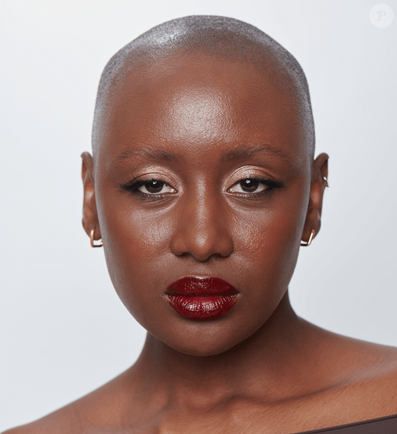 Já a paleta Shine (R$ 99,90) aposta em cinco cores cintilantes de alta pigmentação, com acabamento luminoso que valoriza o olhar de forma sofisticada, seja em maquiagens leves ou mais elaboradas.