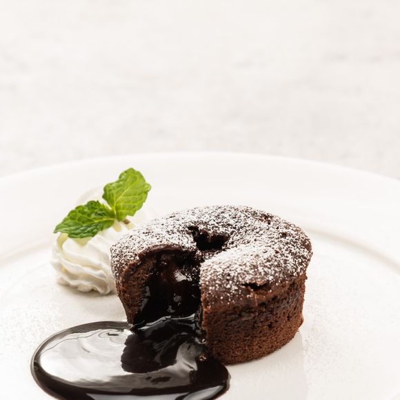 Quem não gosta de um bom petit gateau para adoçar a vida e fugir da dieta uma vez ou outra?