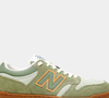 Tênis verde da New Balance, apelidado de "Halls de Uva Verde", conquista mulheres 50+ ao unir conforto, elegância e combinações fáceis para o dia a dia