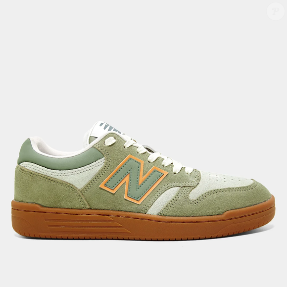 Tênis verde da New Balance, apelidado de "Halls de Uva Verde", conquista mulheres 50+ ao unir conforto, elegância e combinações fáceis para o dia a dia