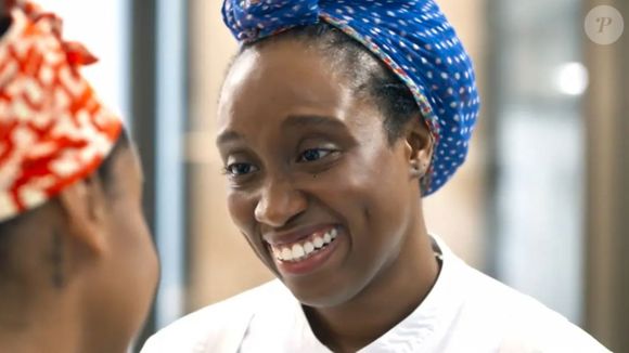 Em 'Mania de Você', Dhu (Ivy Souza) assume a chefia do restaurante quando Luma (Agatha Moreira) e Viola (Gabz) desaparecem