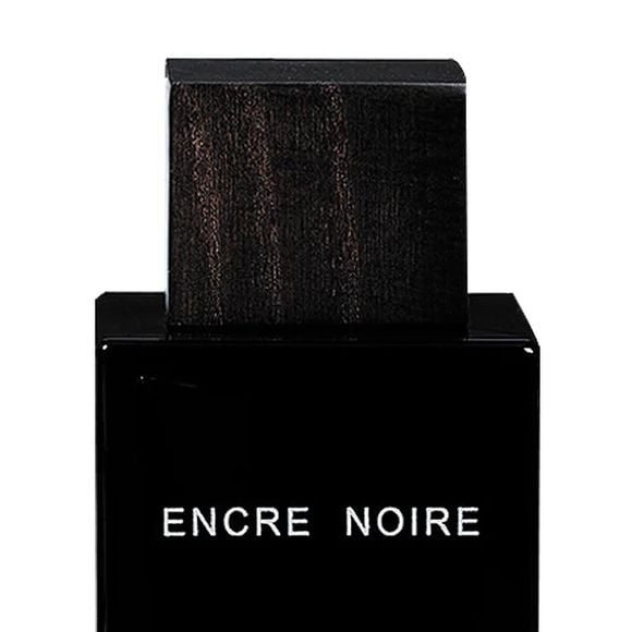 E para quem prefere uma aura de mistério e sobriedade, o Encre Noire, da Lalique, entrega vetiver, cipreste e madeira escura em uma combinação profunda e marcante