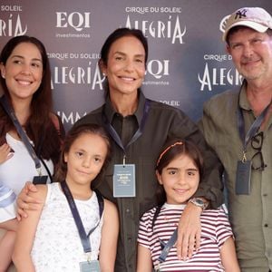 Ivete Sangalo apareceu com as filhas gêmeas, Marina e Helena, em uma rara saída em família em São Paulo