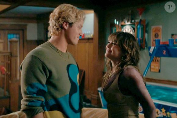 Allie Hayes conquistou os fãs de 'Off Campus' com seu visual moderno e cheio de personalidade
