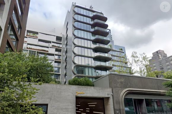 Segundo a imprensa internacional, Bad Bunny também alugava uma cobertura em West Chelsea, Nova York, por cerca de R$ 775 mil por mês. O imóvel tem 423 metros quadrados e janelas do chão ao teto