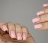 O esmalte nude rosado translúcido é a escolha das mulheres que querem deixar as mãos mais jovens