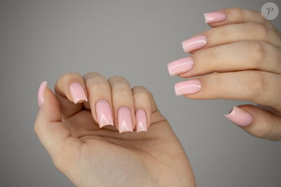 O esmalte nude rosado translúcido é a escolha das mulheres que querem deixar as mãos mais jovens