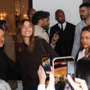 Sasha Meneghel abriu as portas da nova loja da Mondepars em São Paulo e foi fotografada cercada por fãs e admiradores durante o evento