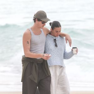 Namoro e muito romance à beira-mar: novas fotos de Bruna Marquezine e Shawn Mendes parecem ter saído de uma comédia romântica da Netflix