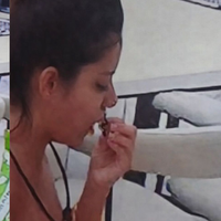 Completamente cru: no 'BBB 26', Gabriela come pedaço de carne sem assar ou cozinhar; afinal, faz mal comer carne crua? Médico alerta sobre perigos do consumo indevido