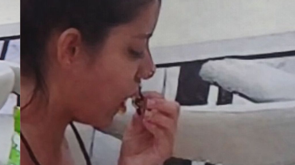 Completamente cru: no 'BBB 26', Gabriela come pedaço de carne sem assar ou cozinhar; afinal, faz mal comer carne crua? Médico alerta sobre perigos do consumo indevido
