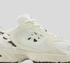 Os tênis de inspiração esportiva têm espaço garantido nos looks do dia a dia, e o 530 da New Balance é uma daquelas opções que combinam estilo retrô e versatilidade