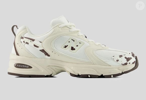 Os tênis de inspiração esportiva têm espaço garantido nos looks do dia a dia, e o 530 da New Balance é uma daquelas opções que combinam estilo retrô e versatilidade