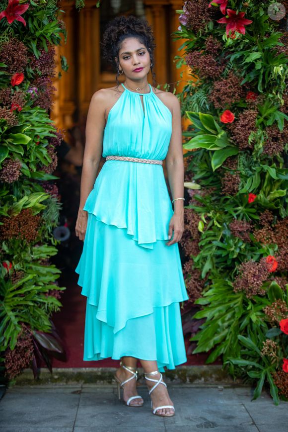 Novela 'Terra e Paixão', Alince surgirá belíssima ala grega com um vestidod e festa azul claro. Look perfeito para arruinar casamentos