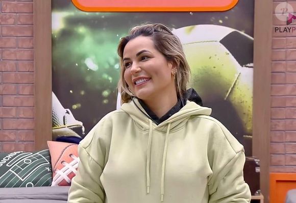 Deolane Bezerra participou de 'A Fazenda' em 2022, onde o público presenciou sua beleza sem maquiagem