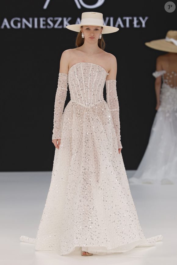 Neste vestido de noiva, o corset apareceu aliado ao brilho