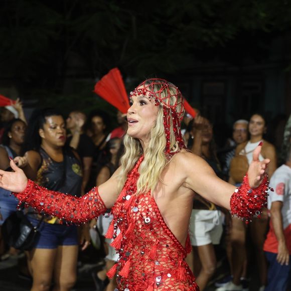 Com look vermelho, Flávia Alessandra ensaiou para o desfile de carnaval 2025 do Salgueiro