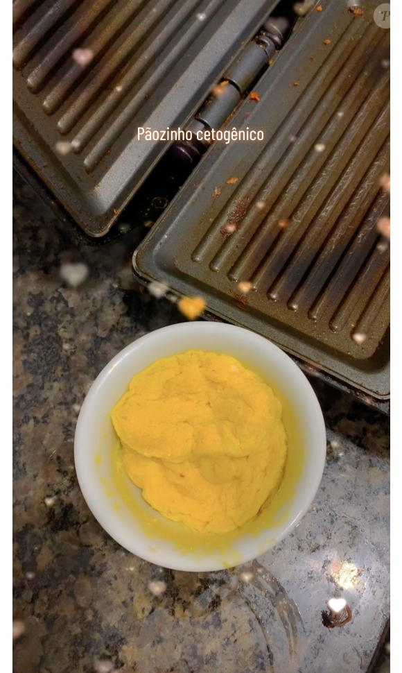 Suzy Rêgo leva todos os ingredientes no microondas e depois finaliza na sanduicheira ou grelha