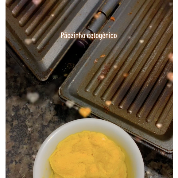 Suzy Rêgo leva todos os ingredientes no microondas e depois finaliza na sanduicheira ou grelha