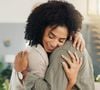 Diversos estudos mostram que praticar a gratidão melhora significativamente o bem-estar. Não é preciso fazer nada grandioso; manter um diário de gratidão já é suficiente.
