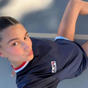 Hailey Bieber é uma celebridade internacional conhecida por manter a pele com um aspecto mais natural, semelhante ao vidro.