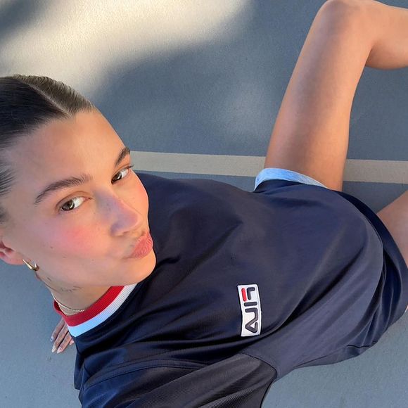 Hailey Bieber é uma celebridade internacional conhecida por manter a pele com um aspecto mais natural, semelhante ao vidro.