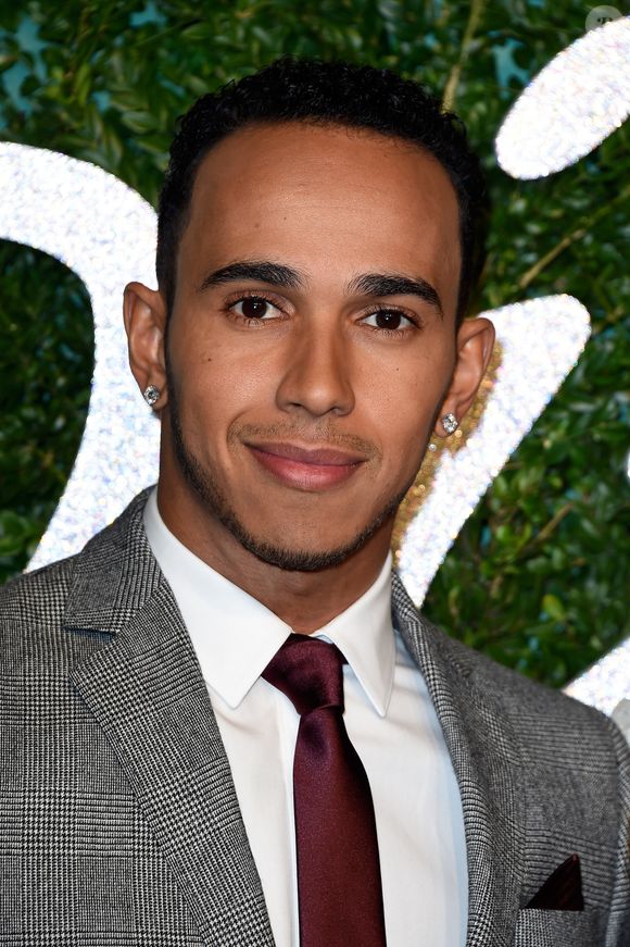 Buscando estilo, Lewis Hamilton deixou o cabelo crescer, mas optou por alisá-lo
