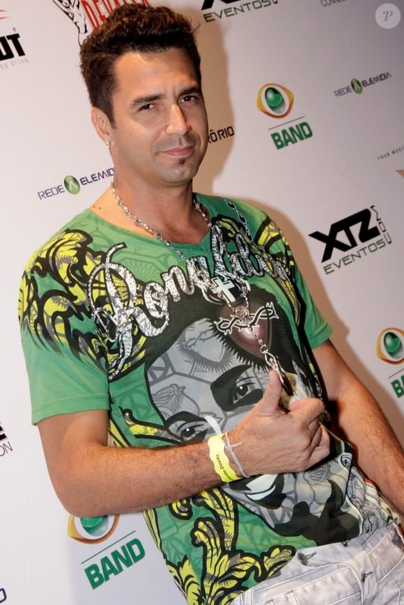 Latino se defendeu e afirmou que a confusão se deu porque ele se recusou a comentar sobre a vida pessoal