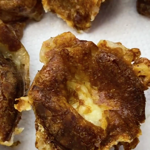 Carol Peixinho gosta do pão de queijo mais tostadinho e, por isso, adiciona mais queijo em cima