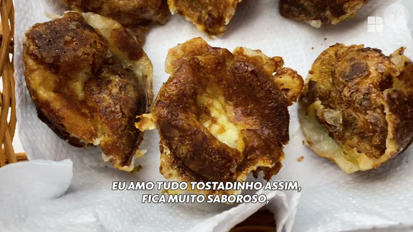 Carol Peixinho gosta do pão de queijo mais tostadinho e, por isso, adiciona mais queijo em cima