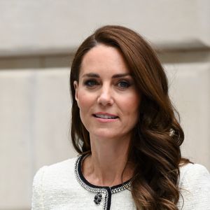 Kate Middleton deixou o cabelo com finalização cacheada em evento
