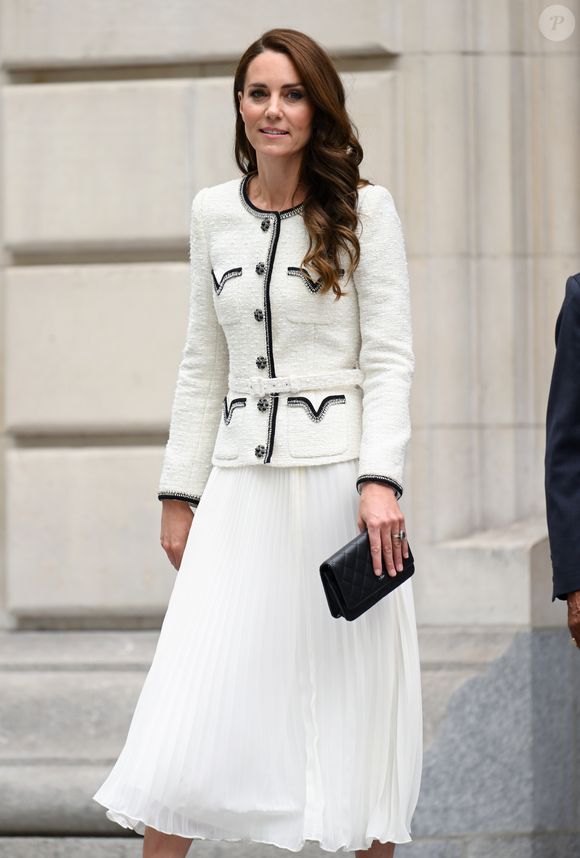 Kate Middleton deixou o cabelo com finalização cacheada em evento