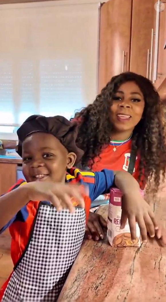 Keyne voltou a conquistar a internet ao aparecer preparando uma receita ao lado da mãe, Sheila Ebana. Durante a gravação, o irmão caçula de Lamine Yamal enumera os ingredientes em espanhol e quase come uma colher de açúcar antes de colocá-la na mistura, arrancando risadas dos fãs