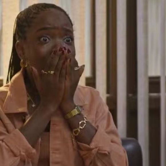 Leona (Clara Moneke) não confia em Ellen na novela 'Dona de Mim'