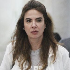 Com voz abalada, Luciana Gimenez se revolta em bastidor da RedeTV! e recusa ser substituída por Babi Xavier