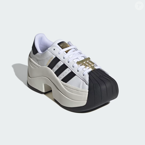 O clássico voltou de cara nova. O Adidas Superstar Bold aposta na plataforma elevada e no visual retrô para se destacar entre os lançamentos mais desejados da marca