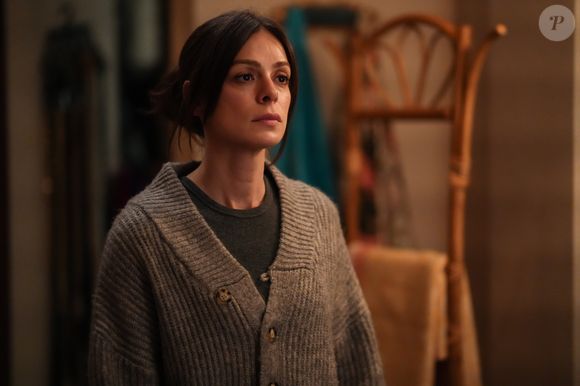 Karsu sofre grande decepção ao chegar em jantar no prédio após convite de Reha, seu ex-marido, no capítulo da novela 'Coração de Mãe' de sexta-feira 10 de abril de 2026