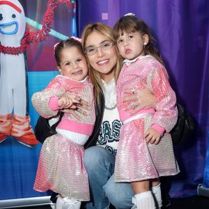 Para a ocasião, Virgínia apostou em um look moderno e confortável. Além disso, a dona da WePink voltou a chamar atenção com seus óculos de armação estilosa.