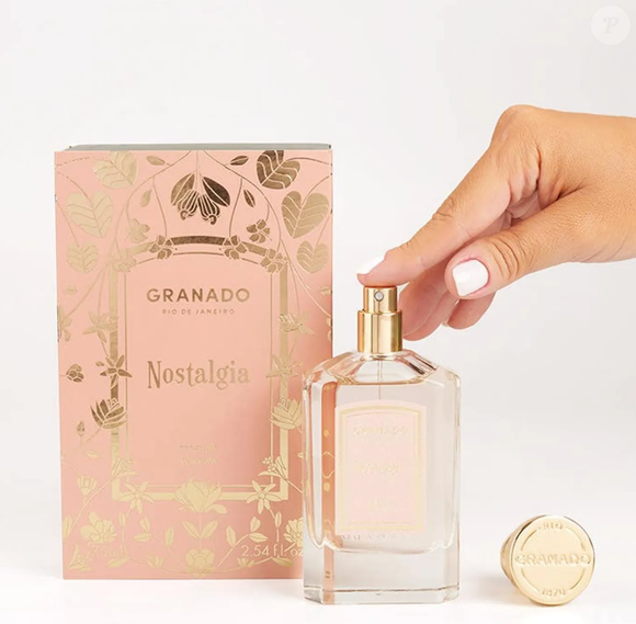 O perfume Nostalgia, da Granado, traz uma clássica embalagem vintage e rosada, com toque em dourado.