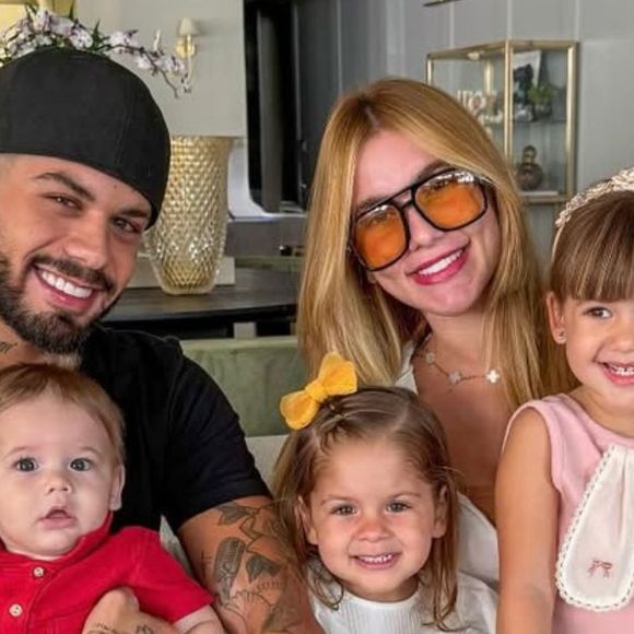 Virgínia Fonseca ostenta bolsa de R$ 350 mil feita de couro de crocodilo em foto com a família: 'Minha maior conquista'