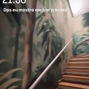 No hall que leva para a escada e os outros cômodos do apartamento de Virginia Fonseca em SP, foi possível identificar a mesma estampa de folhagens nas paredes.
